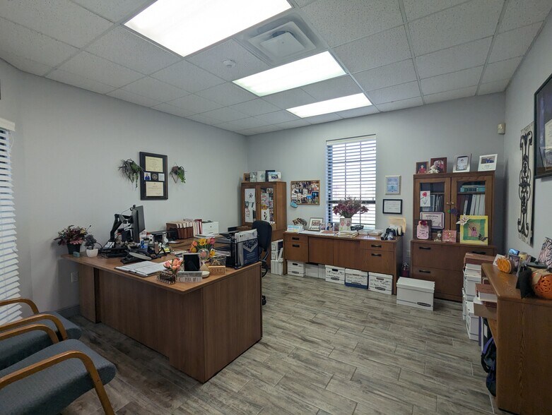 More Photos Of 8109 Smith Rd, Beaumont Office For Sale