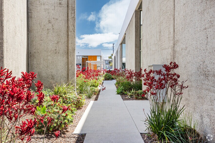 More Photos Of 2611-2615 Manhattan Beach Blvd, Redondo Beach Office For Lease