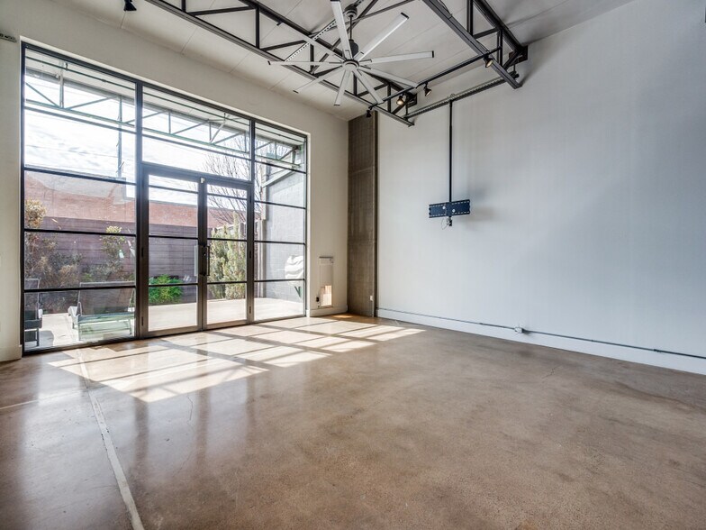 More Photos Of 2323 Farrington St, Dallas Warehouse For Sale