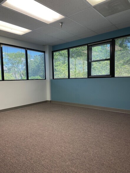 More Photos Of 503 Carlisle Dr, Herndon Flex For Lease
