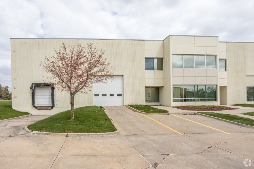 More Photos Of 2302 SE Creekview Dr, Ankeny Warehouse For Lease