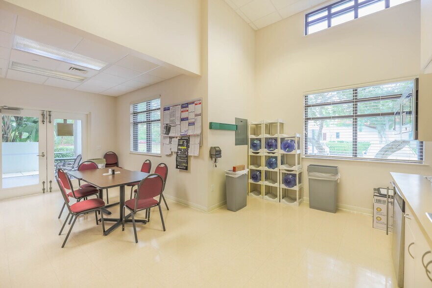 More Photos Of 9090 Park Royal Dr, Fort Myers Medical For Lease