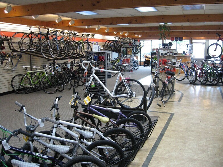 More Photos Of 1421 S Main St, West Bend Freestanding For Sale