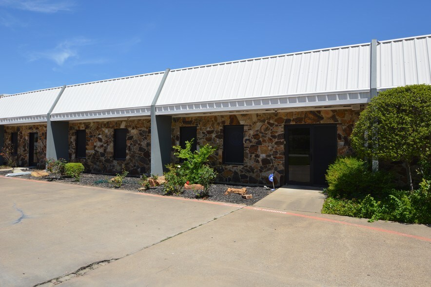 Primary Photo Of 1901 Southeast Pky, Arlington Light Manufacturing For Sale