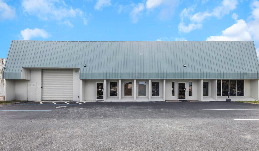 More Photos Of 10781 75th St N, Seminole Light Manufacturing For Lease