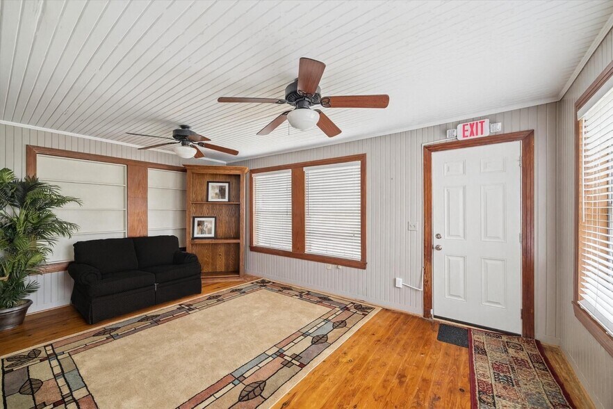 More Photos Of 510 E Main St, Humble Office For Sale