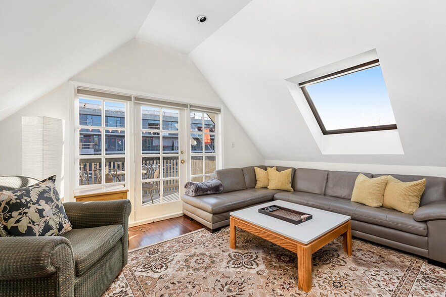 More Photos Of 2814 3rd Av W, Vancouver Hospitality For Sale