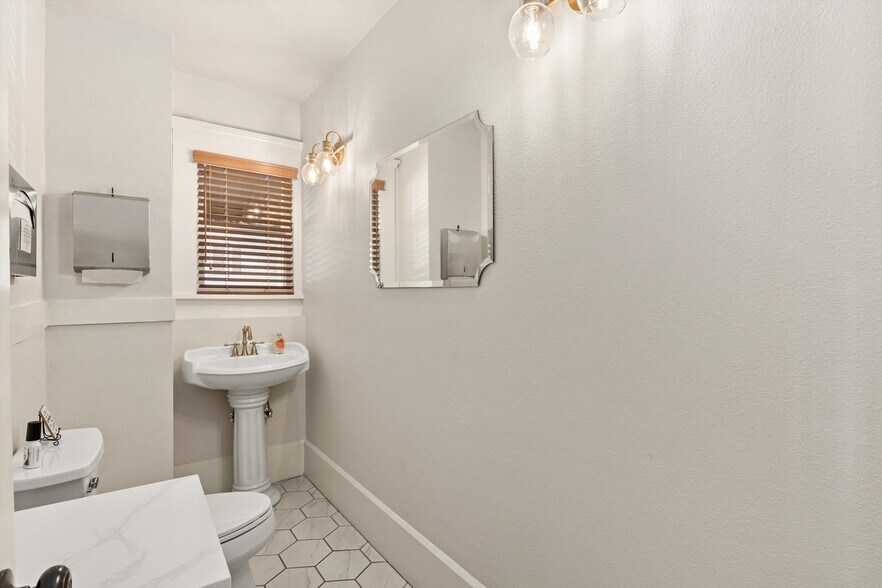 More Photos Of 106 Thorn St, San Diego Office Residential For Sale