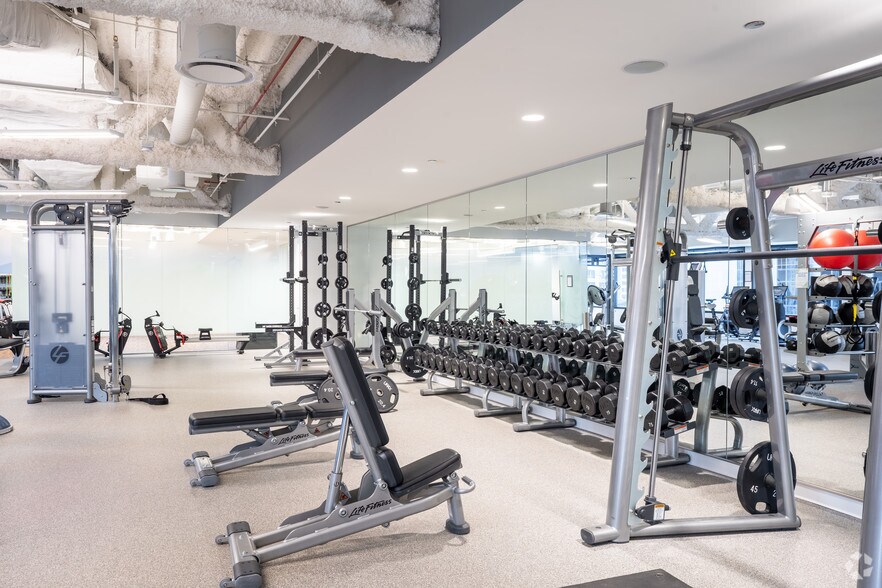 More Photos Of 321 N Clark St, Chicago Office For Sale