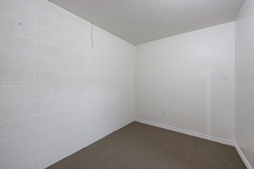 More Photos Of 623-627 Pine St, Abilene Storefront For Sale