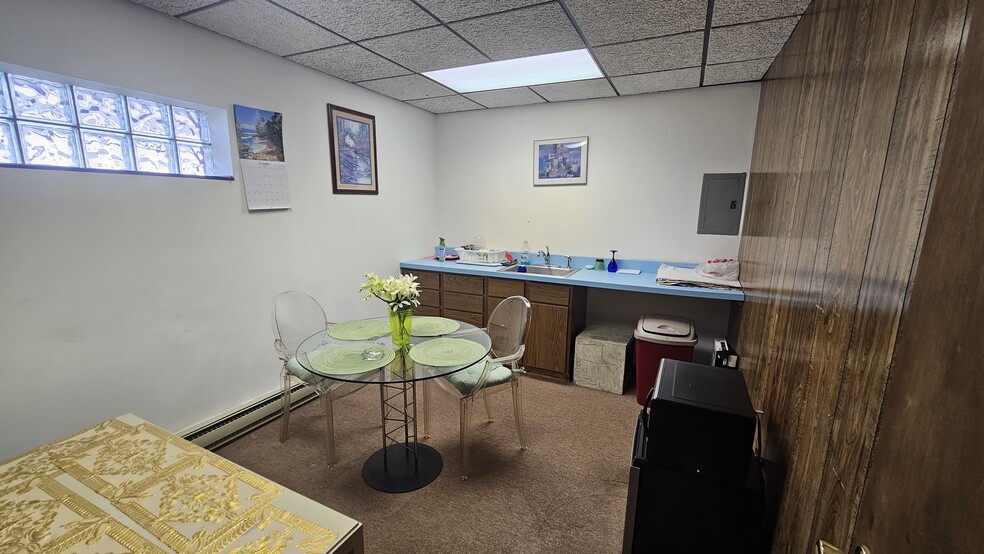 More Photos Of 18707 Burnham Ave, Lansing Office Residential For Sale