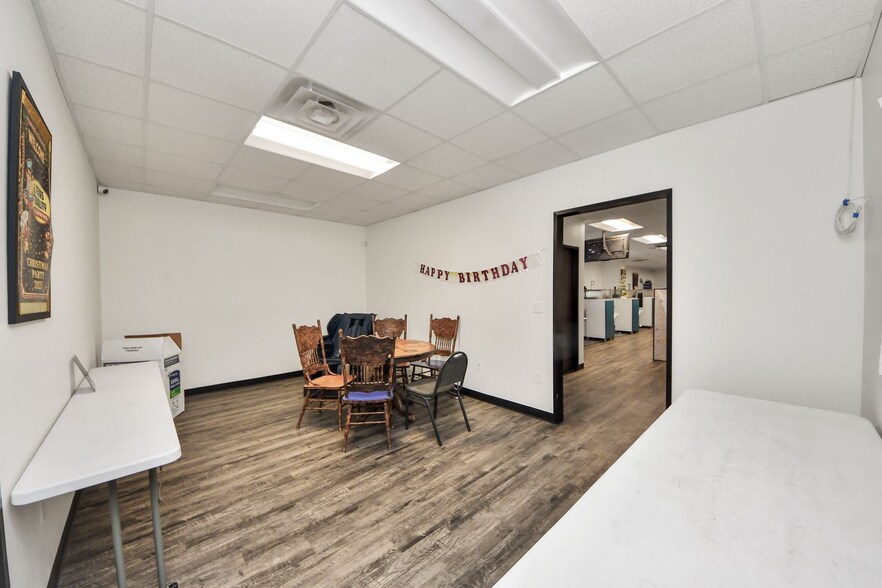 More Photos Of 10814 Woodedge Dr, Houston Warehouse For Sale