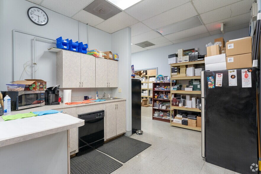 More Photos Of 12462 Natural Bridge Rd, Bridgeton General Retail For Lease