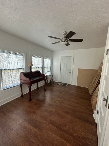 More Photos Of 506 N Alamo St, Refugio Office For Sale