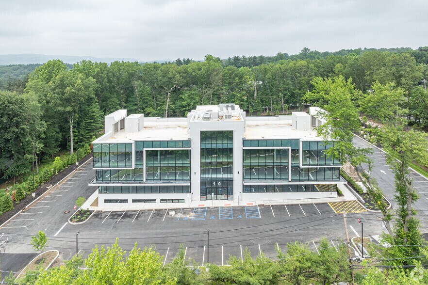 More Photos Of 10 Executive Blvd, Suffern Medical For Lease