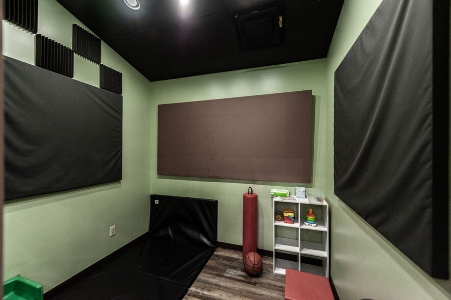 More Photos Of 20 Executive Park Dr, Hendersonville Loft Creative Space For Sale