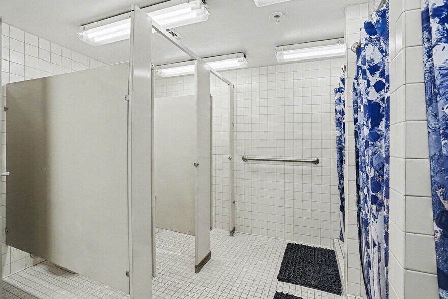 More Photos Of 302 Tuscola Rd, Bay City Hospitality For Sale