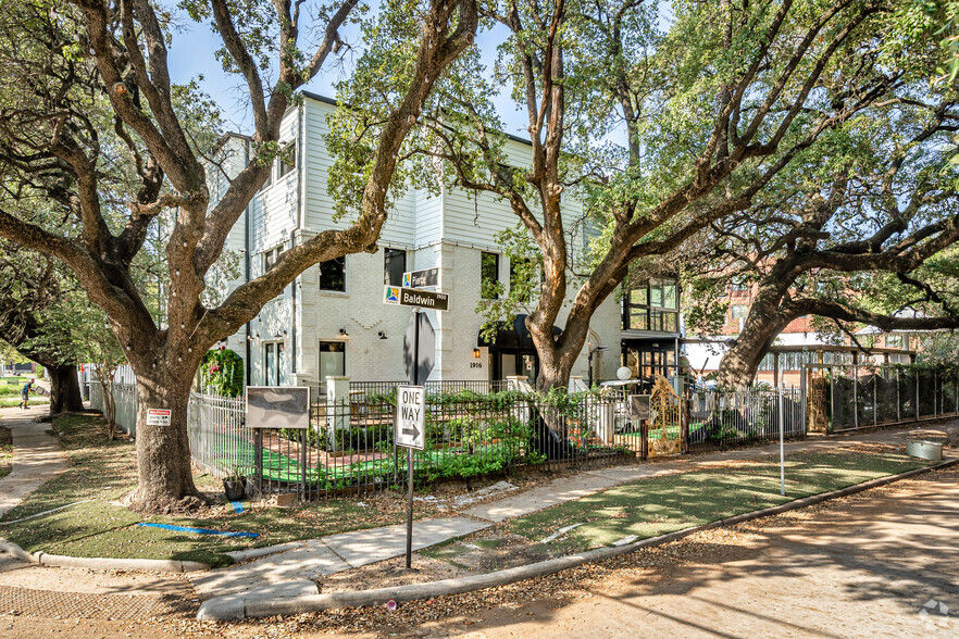 Primary Photo Of 1916 Baldwin St, Houston Bar For Lease