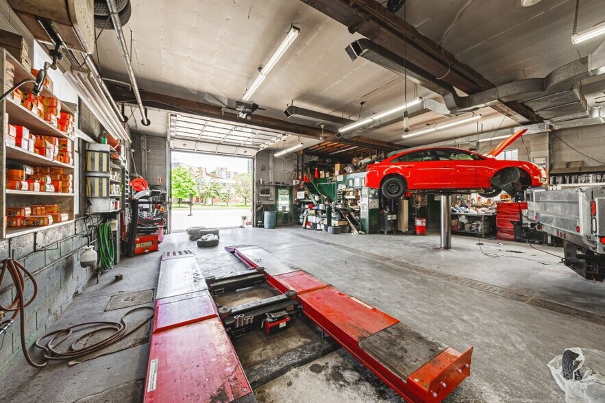 More Photos Of 21 Union St, Brampton Auto Repair For Sale