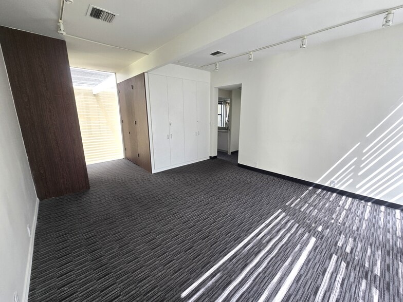 More Photos Of 320 E Bixby Rd, Long Beach Office Residential For Lease