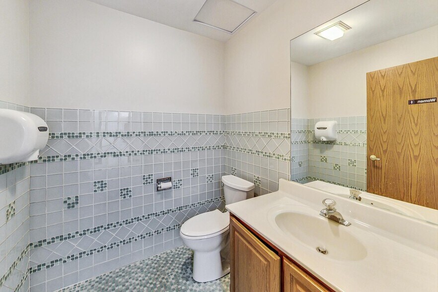 More Photos Of 28085 N Ashley Cir, Libertyville Medical For Lease