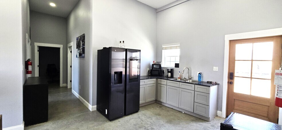 More Photos Of 21360 N Frontage Rd, Iowa Office Residential For Lease