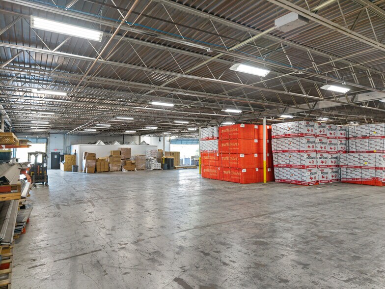More Photos Of 13840 Denton Dr, Farmers Branch Warehouse For Lease