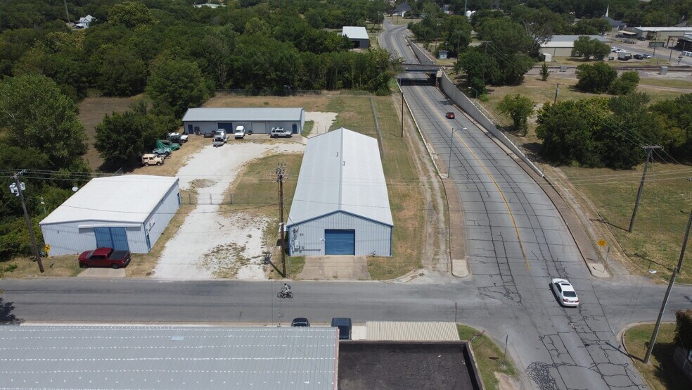More Photos Of 309 N East St, Sherman Warehouse For Lease
