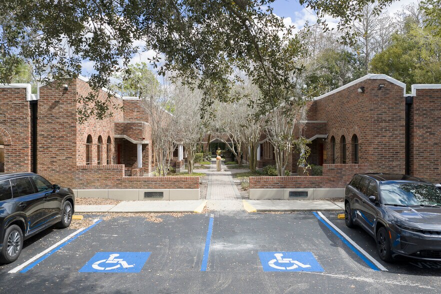 More Photos Of 18115 Us Hwy 41 N, Lutz Office For Lease