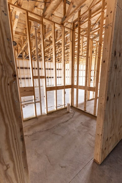 More Photos Of 3023 E C 48, Center Hill Warehouse For Lease