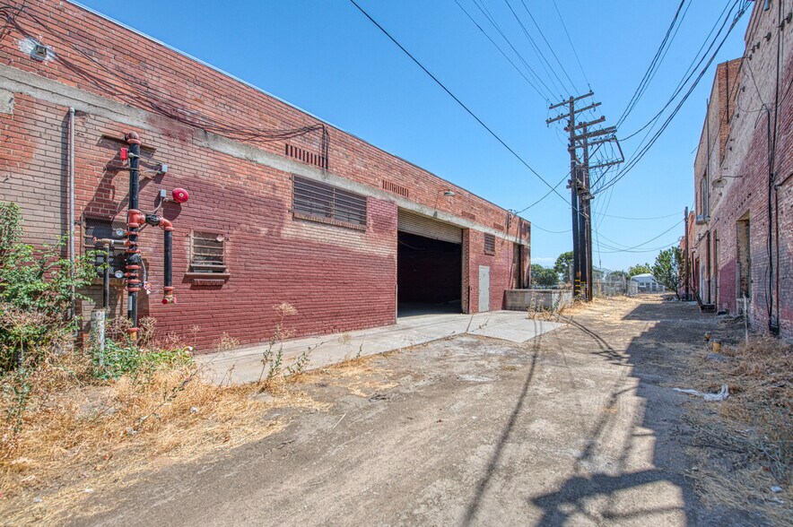 More Photos Of 135 Van Ness Ave, Fresno Warehouse For Lease