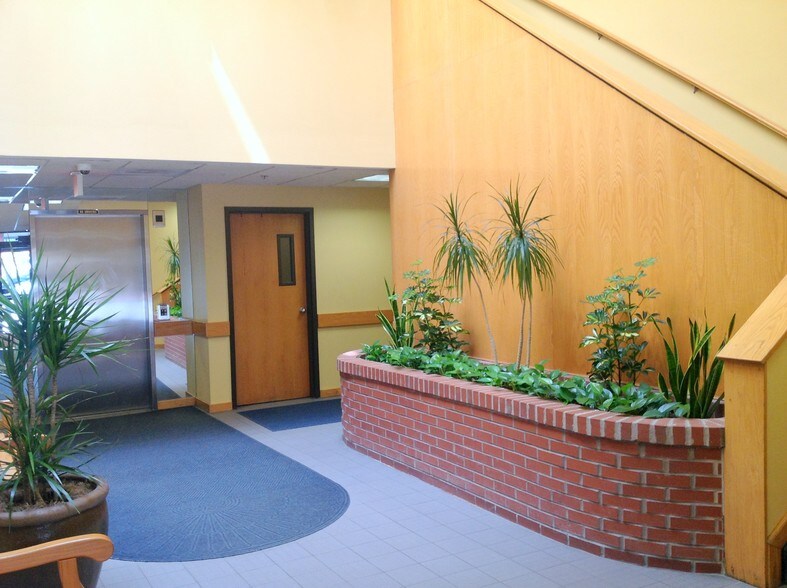 More Photos Of 39 Cross St, Peabody Medical For Lease