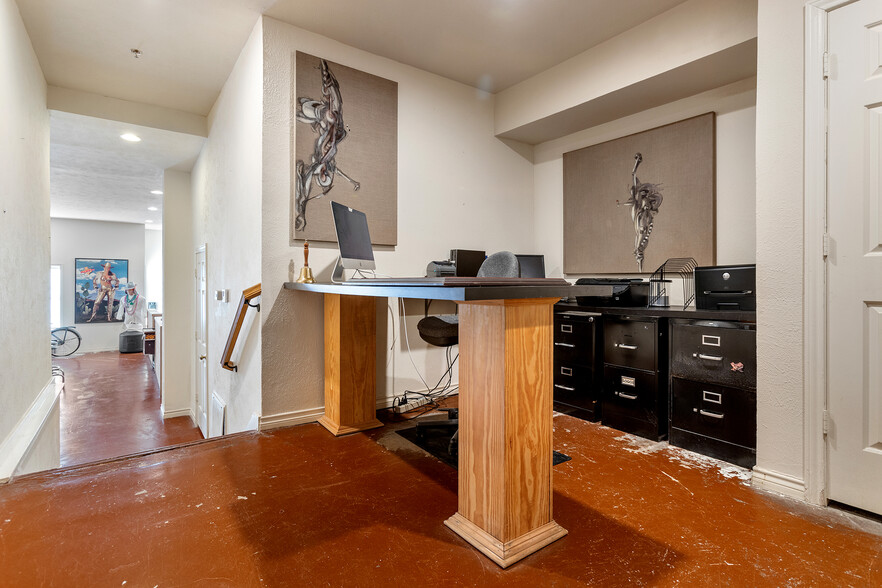 More Photos Of 4819 Broadway St, Addison Office Residential For Lease