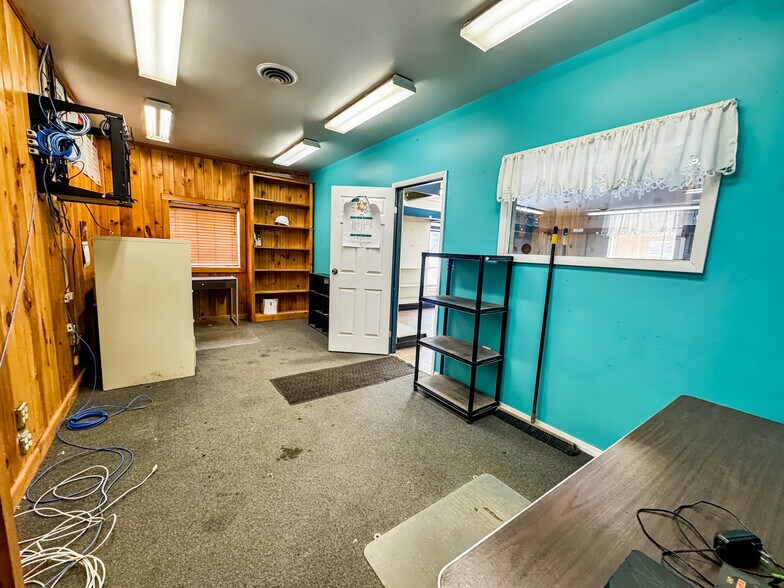 More Photos Of 33 Transport Dr, Bennington Freestanding For Sale