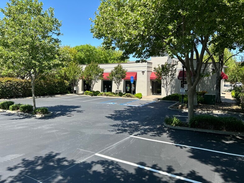 More Photos Of 6160 Center St, Clayton Office For Lease