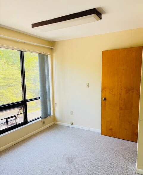 More Photos Of 567 Vauxhall St, Waterford Medical For Sale