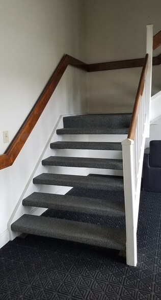 More Photos Of 515 Woodcrest Dr, Bloomington Medical For Lease
