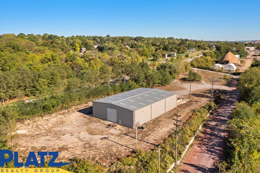 More Photos Of 2430 Funston St, Youngstown Warehouse For Lease
