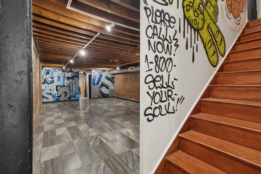 More Photos Of 27 N 2nd St, Philadelphia Storefront For Lease