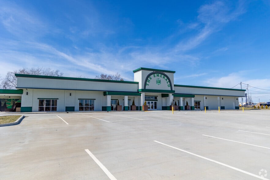 More Photos Of 2631 Highway 41A Byp, Clarksville Department Store For Lease
