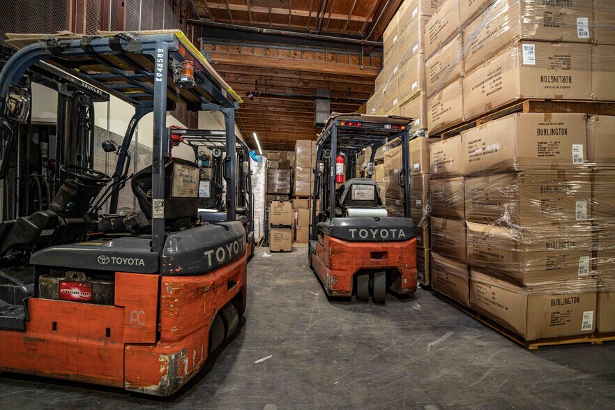 More Photos Of 2001 Saturn St, Monterey Park Light Distribution For Sale