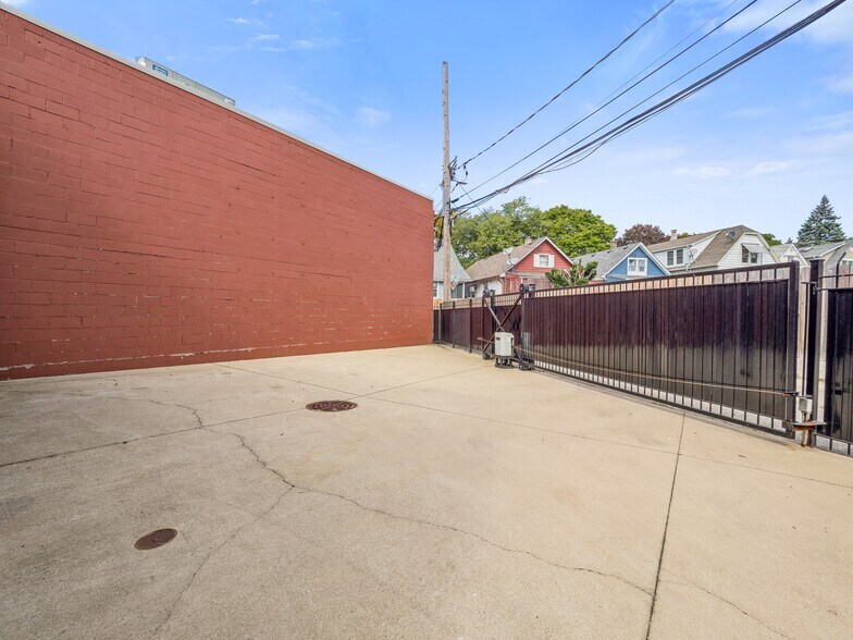 More Photos Of 4650-52 Lawrence, Chicago Office For Sale