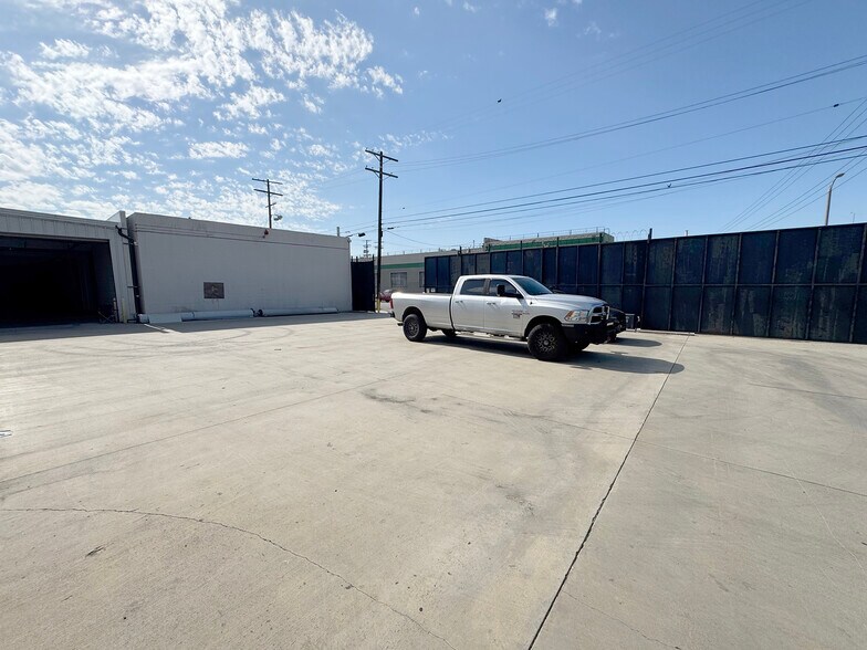 More Photos Of 1705 E Hooper Ave, Los Angeles Warehouse For Sale