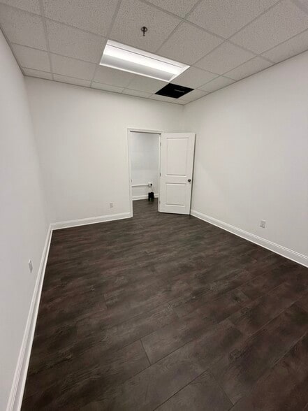 More Photos Of 7000 Charleston Shores Blvd, Lake Worth Freestanding For Lease