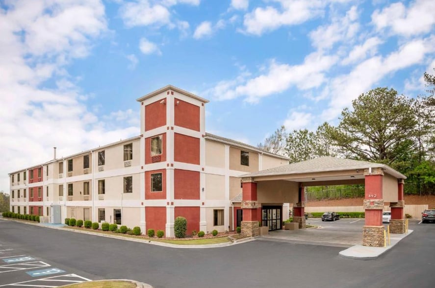 More Photos Of 842 Thompson St, Gardendale Hotel For Sale