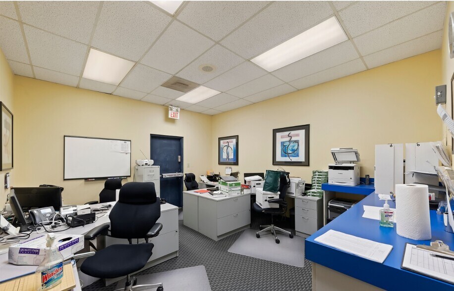 More Photos Of 3010 Clairemont Dr, San Diego Freestanding For Lease