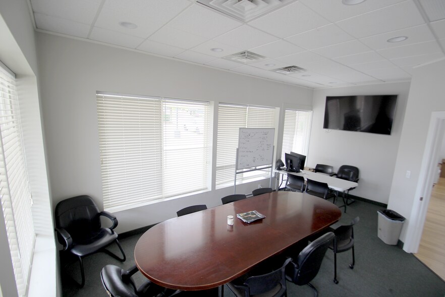 More Photos Of 1132-1152 Pearl Rd, Brunswick General Retail For Lease
