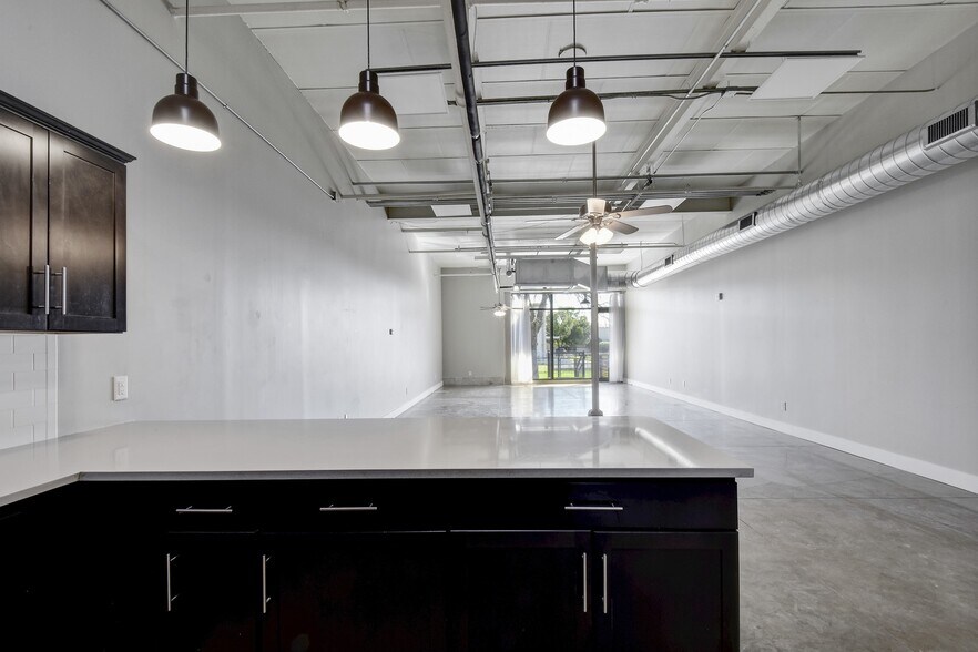 More Photos Of 3363 E Commerce St, San Antonio Warehouse For Sale