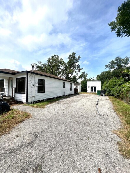 Primary Photo Of 7609 Shotwell St, Houston Apartments For Sale