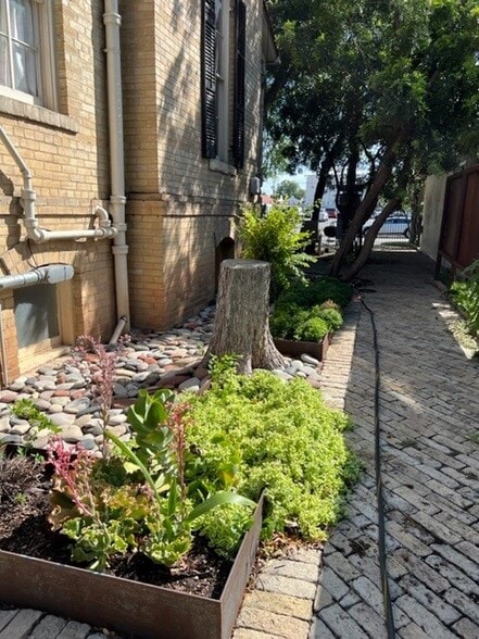 More Photos Of 411 6th St, San Antonio Office Residential For Lease
